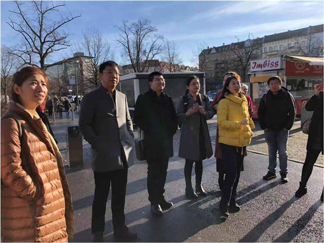 1548740861115015.jpg 图片2曹勇安理事长与黄博士交流医院建设情况_副本.jpg